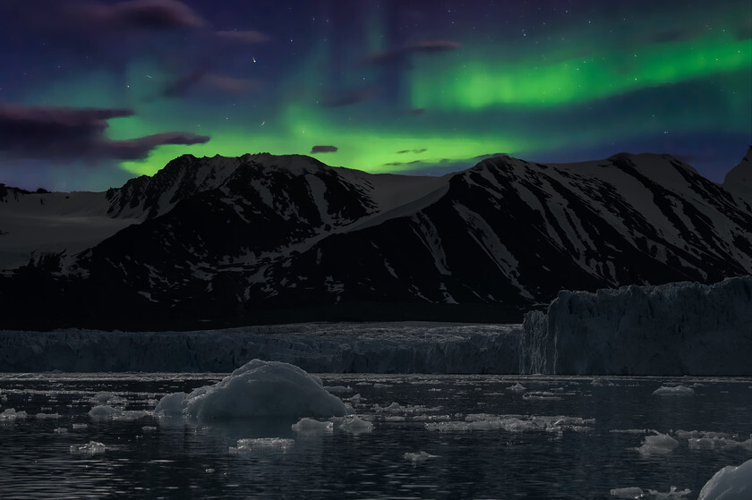 Northern Lights Arctic Circle DSC 4154 
 Northern Lights - Arctic Circle 
 Keywords: northern lights, Arctic Circle, ice pack, GDImages, composite,